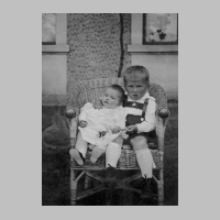 104-0114 Gerhard mit seiner kleinen Schwester Marianne 1938.jpg